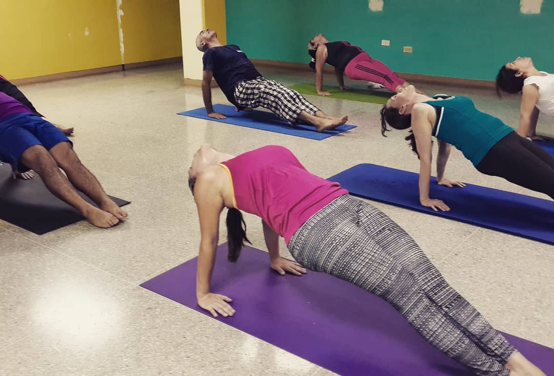 yoga dentro del gimnasio
