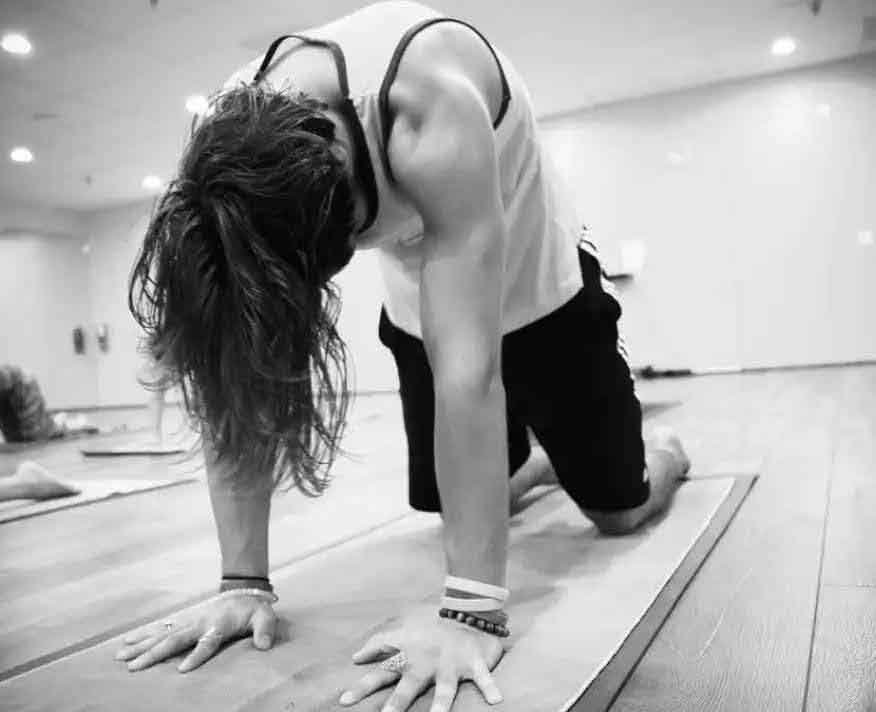 yoga en gris 
