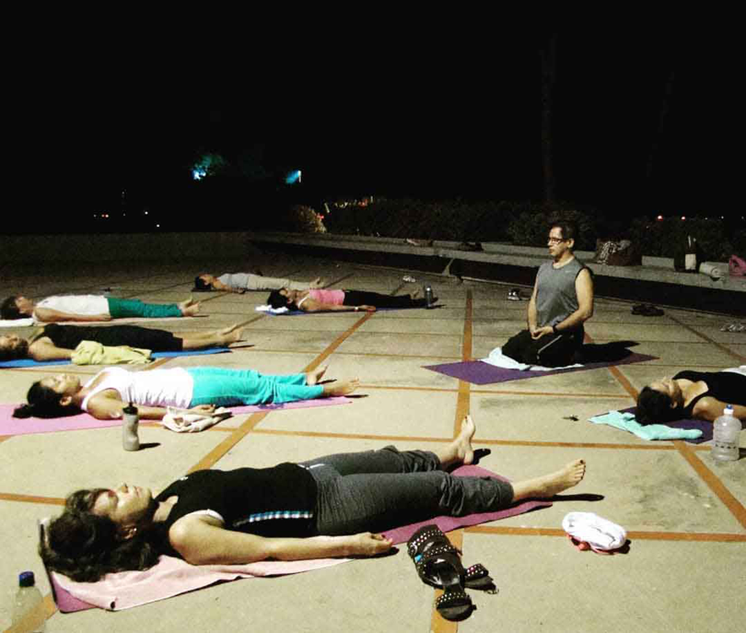 yoga al aire libre denoche