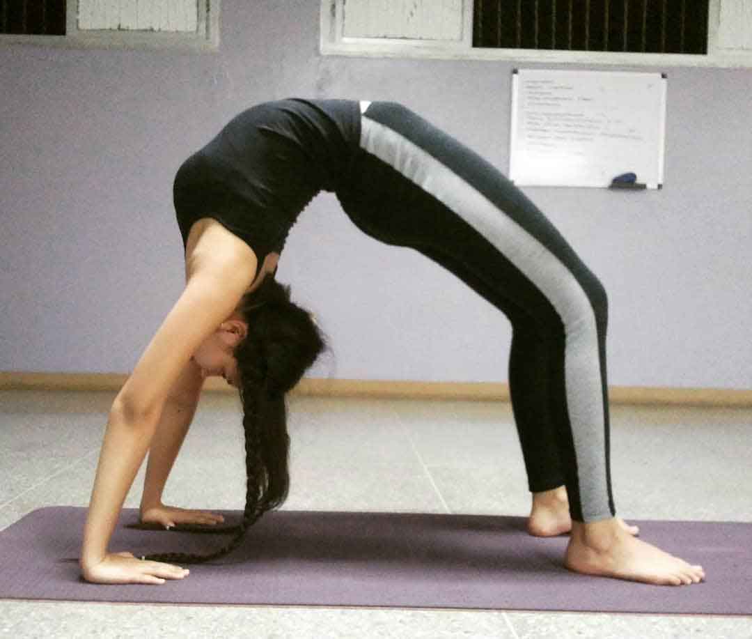 posicion de yoga dificil